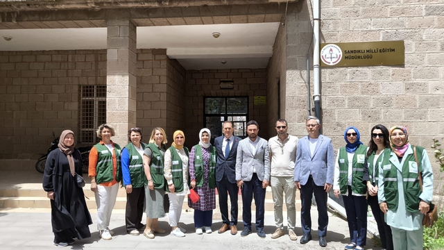 Yeşilay Afyonkarahisar Şubesi Kadınlar Komisyonu tarafından çocuklara oyuncak hediye edildi