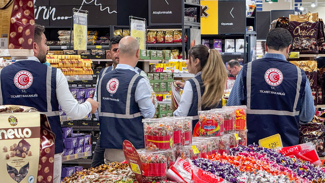 İzmir'de Kurban Bayramı öncesi marketlerde fiyat ve etiket denetimi yapıldı