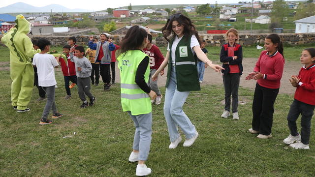 Yeşilay gönüllüleri köy köy gezip çocuklara bağımlılıkla mücadele eğitimi veriyor