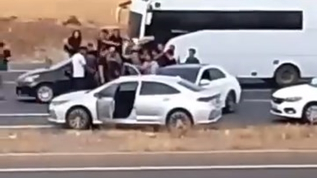 Görevden dönen gümrük muhafaza memurunu darbettiler; 3 tutuklama