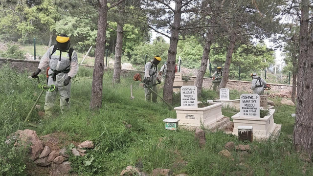 Güdül'de Kurban Bayramı öncesi mezarlıklarda temizlik yapıldı
