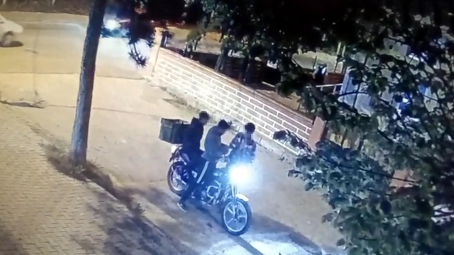 Motosikletle uyuşturucu satışı kamerada