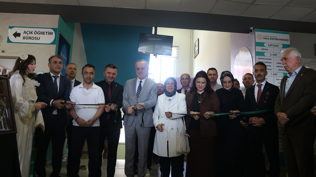 Sakarya'da kursiyerlerin el emeği göz nuru ürünleri sergilendi