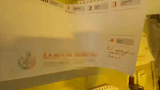 Evde yetiştirdiği kenevirle ilgili notları duvara asmış