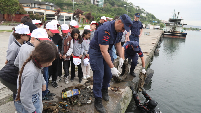 Samsun'da dalgıçlar deniz dibinde temizlik yaptı
