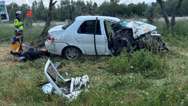 Bursa'da zeytinliğe devrilen otomobildeki 3 kişi yaralandı