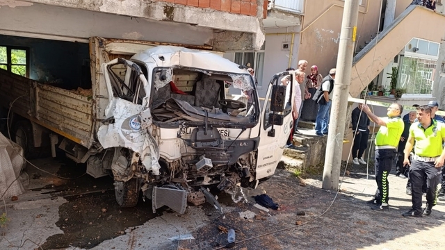 Zonguldak'ta freni arızalanan kamyonet garaja çarptı, 2 kişi yaralandı