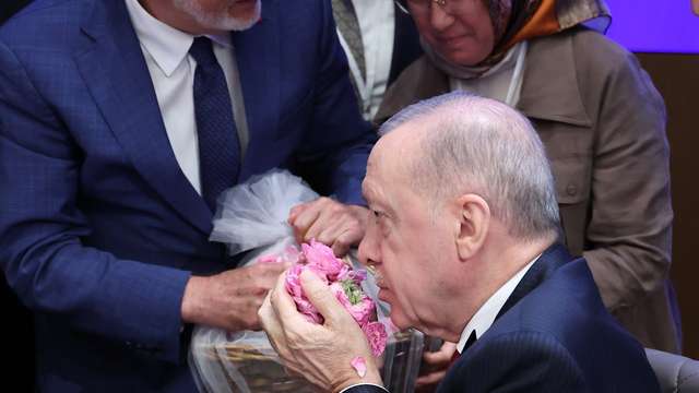 Isparta Belediye Başkanı Başdeğirmen, Cumhurbaşkanı Erdoğan'a gül takdim etti