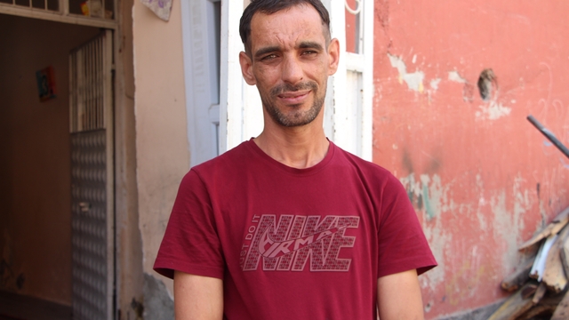 Görme engelli kağıt toplayıcısına tedavi desteği