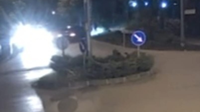Sakarya'da kavşakta drift atan otomobil ağaca çarptı; 3 yaralı