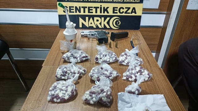 Durdurulan otomobilde 479 sentetik hap ele geçirildi: 5 gözaltı