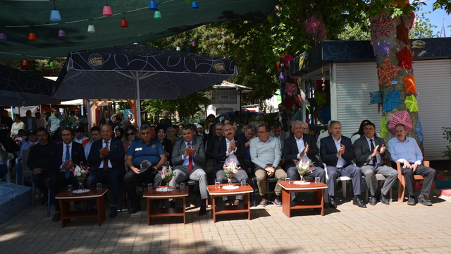 Banaz'da halk eğitim merkezi kursiyerlerinin yaptıkları ürünler sergilendi