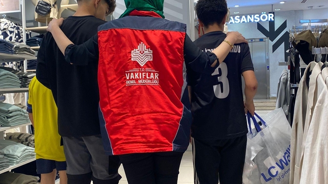 Vakıflar Bölge Müdürlüğü yetim ve öksüz çocukların yüzünü güldürdü