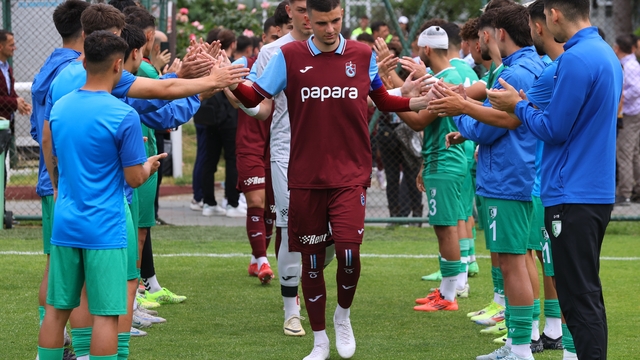 19 Yaş Altı Elit A Ligi Şampiyonu Trabzonspor kupasını aldı