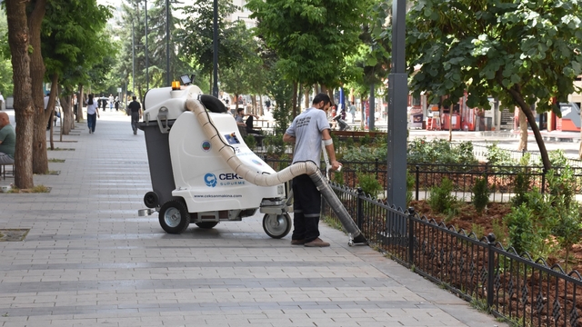 Siirt Belediyesi yeni alınan fil tipi süpürge makinesiyle hizmet sunuyor