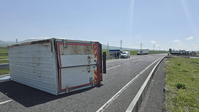 Ardahan'da iki kamyonet çarpıştı, sürücüler yaralandı