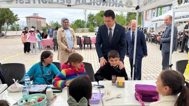 Akıncılar'da ilkokul öğrencileri şenlik programı düzenledi