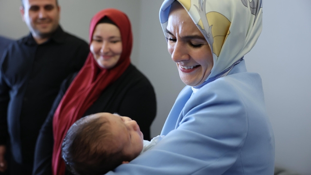 Bakan Göktaş, Samsun'da doğum yardımından faydalanan aileyi ziyaret etti