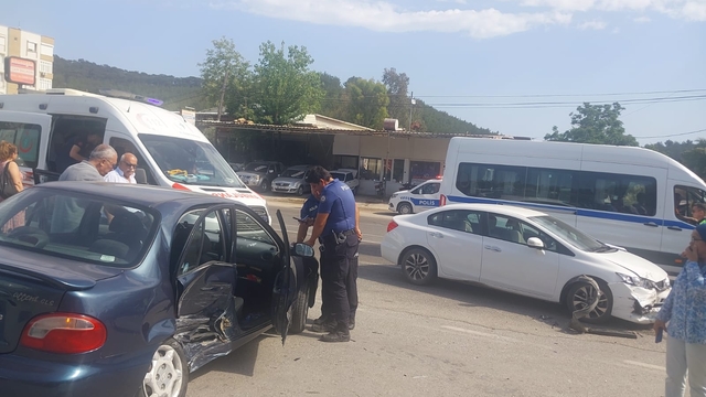 Mersin'de iki otomobilin çarpışması sonucu 3 kişi yaralandı