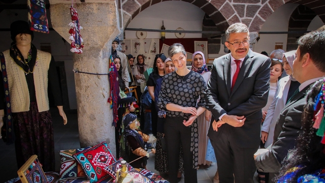 Hakkari'de "Aile Yılı" temasıyla sergi düzenlendi