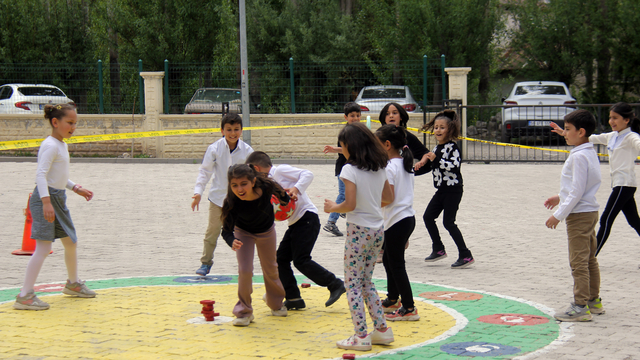 Hafik'te "Geleneksel Çocuk Oyunları Şenliği" düzenlendi