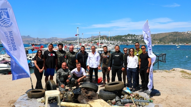 Bodrum'da dalgıçlar denizden 223 kilogram atık çıkardı