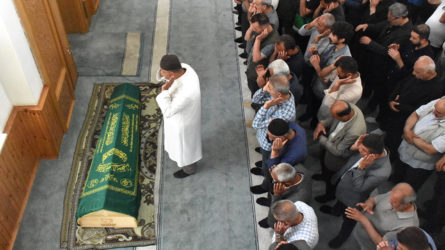 Çanakkale'de doğa yürüyüşünde yaşamını yitiren müdür yardımcısının cenazesi Van'da defnedildi