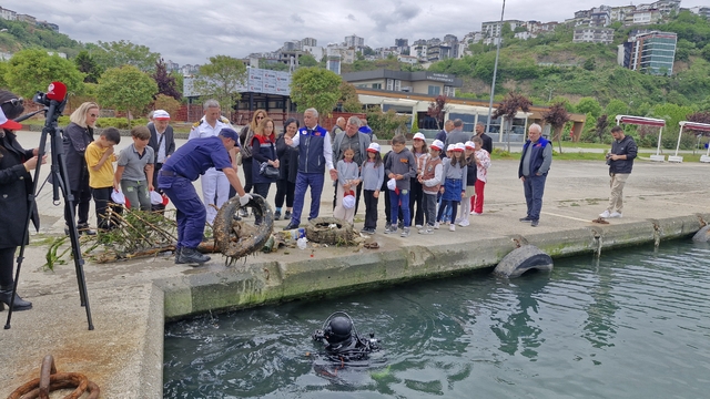 Denizden çıkan atıklar öğrencileri şaşırttı