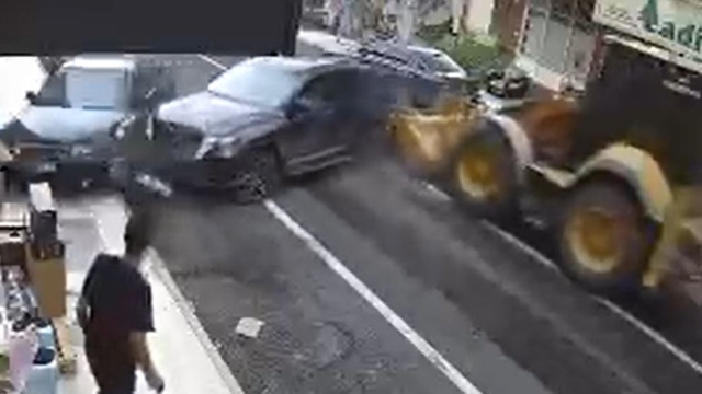 Freni boşalan iş makinesinin caddedeki araçlara çarpması kamerada; 2 yaralı