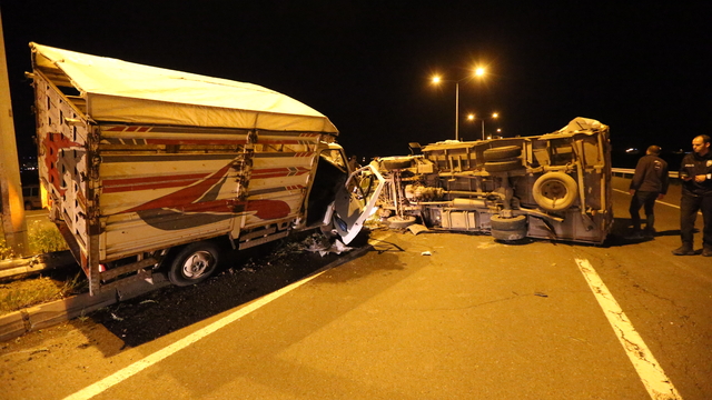 Kars'ta iki kamyonetin çarpıştığı kazada 3 kişi yaralandı