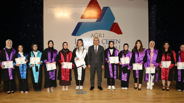 Mezuniyet coşkusunun yaşandığı AİÇÜ'de başarılı sporcular ödüllendirildi