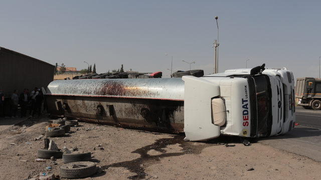 Şırnak'ta devrilen tırın sürücüsü yaralandı