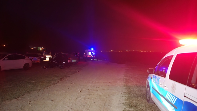 Adana'da tekneyle sürüklenen 5 kişi kurtarıldı; suya düşen Emirhan aranıyor