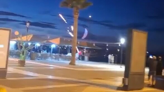 Emekli astsubay, gösteri yaptığı paramotorla tekneye çarptı; o anlar kamerada