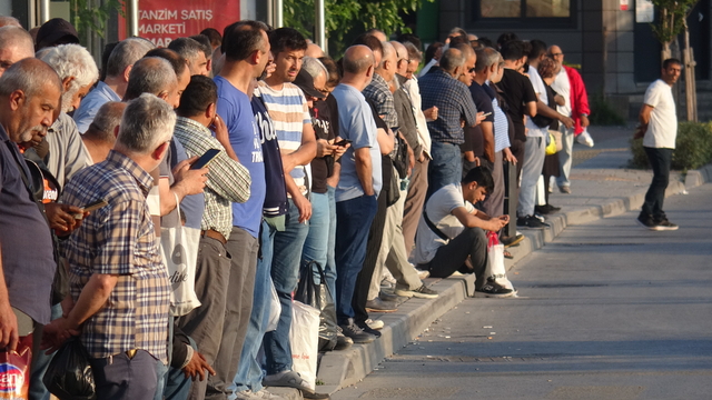 İzmir'de 23 bin işçi greve çıktı; otobüs duraklarında yoğunluk oluştu