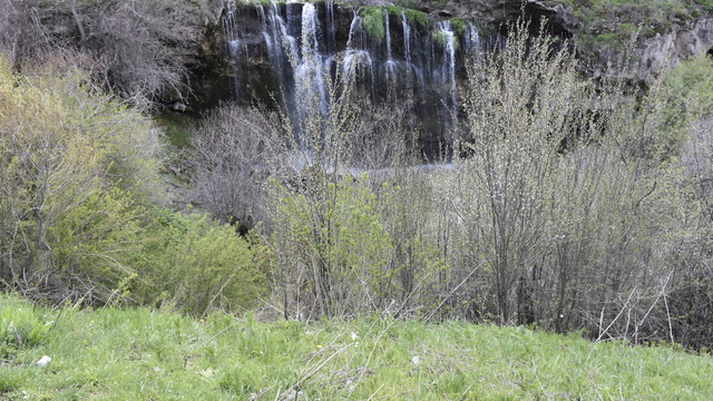 Doğa harikası şelaleye 'çöp' gölgesi