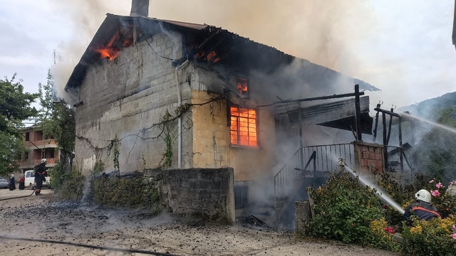 Trabzon'da tek katlı evde çıkan yangında 1 kişi dumandan etkilendi