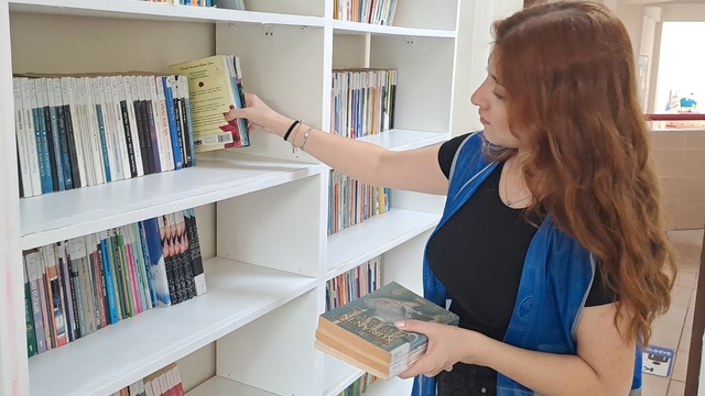 Sakarya'da üniversite öğrencileri, kermes geliriyle ilkokul ve ortaokul kütüphanesini yeniledi