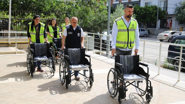 Hatay'da engelli bireylere tekerlekli sandalye hediye edildi