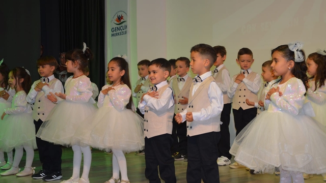 Demirci'de Kur'an kursu öğrencilerinden yıl sonu gösterisi