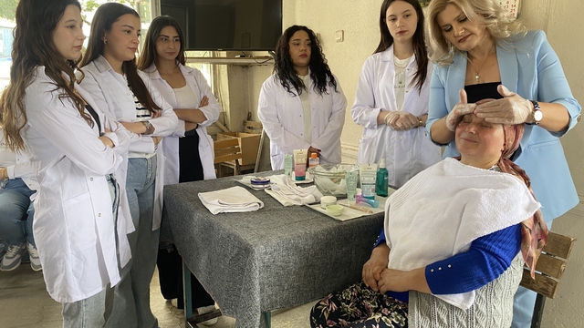 Alaşehir'de halk eğitim merkezi kursiyerlerinden kırsaldaki kadınlara cilt bakımı