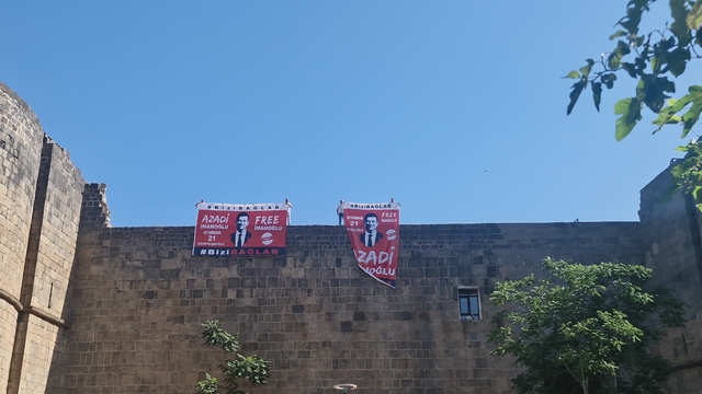 Diyarbakır'da surlara asılan 'İmamoğlu' pankartlarına polis el koydu