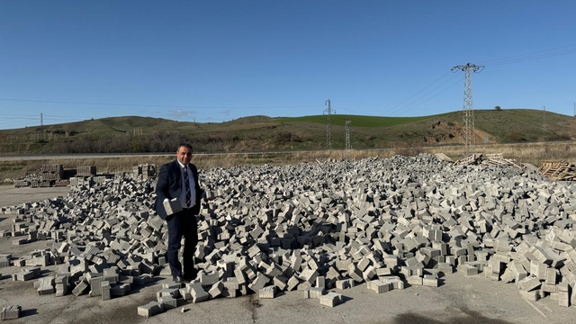 Akıncılar'da belediye ekipleri parke taşı döşeme çalışmalarını sürdürüyor