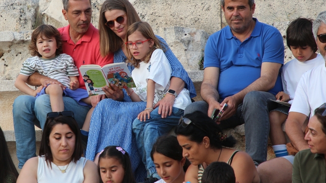 Antalya'da veli ve öğrenciler antik tiyatroda kitap okudu