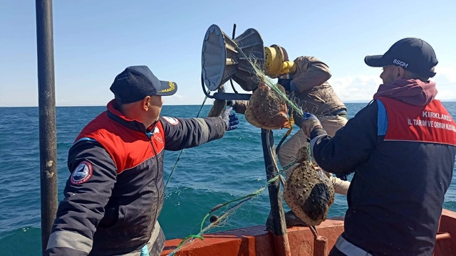 Karadeniz'e kaçak kalkan avı için bırakılan 44 bin metre ağ toplandı