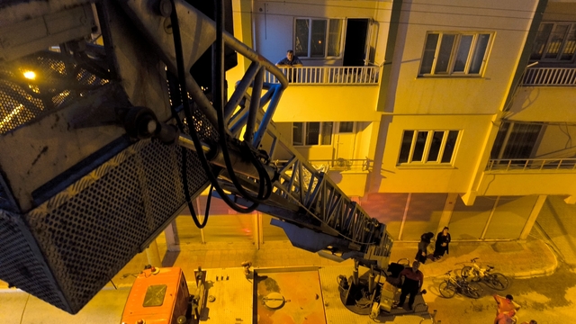 Pazarda çantası çalındı, ekiplerin yardımıyla evine girebildi