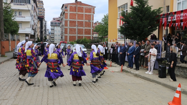 Of Halk Eğitimi Merkezi'nde yıl sonu sergisi açıldı