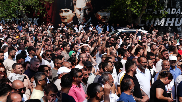 İzmir'de greve çıkan işçiler eylem yaptı