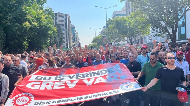 İzmir'de 23 bin işçi greve çıktı; otobüs duraklarında yoğunluk oluştu (2)
