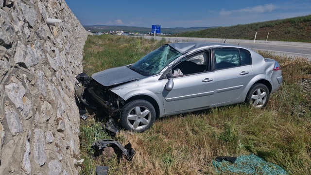 Çorum'da istinat duvarına çarpan otomobildeki 2 kişi yaralandı